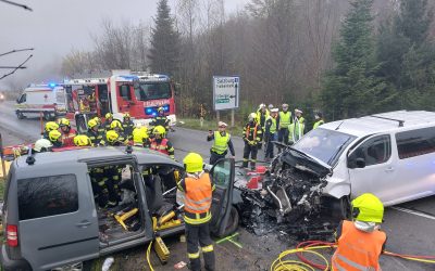 Frontalcrash fordert eingeklemmte Person